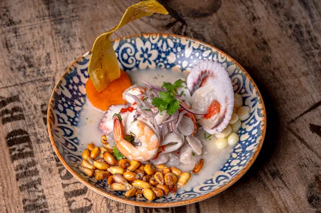 Ceviche peruano con mariscos, cancha y camote