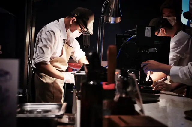 Cocineros trabajando en la cocina de un restaurante
