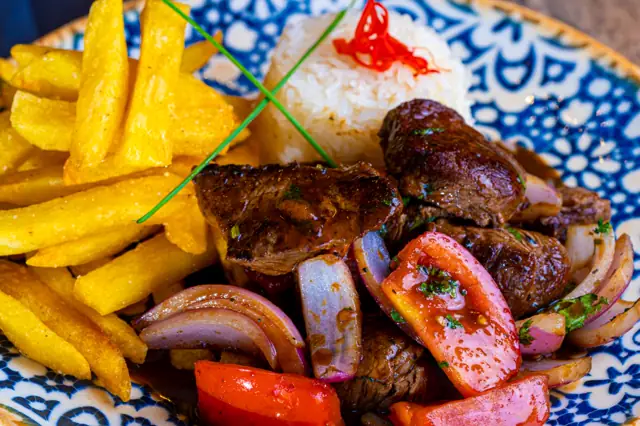 Plato de lomo saltado con papas fritas y arroz