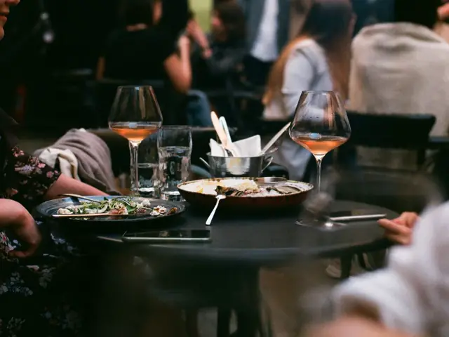 Salón de restaurante lleno de clientes en la noche